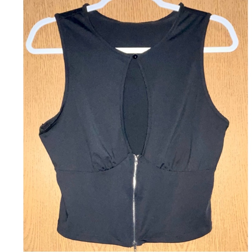 NWOT VERY SEXY BLACK KEYHOLE SLEEVELESS ZIPPER TOP!